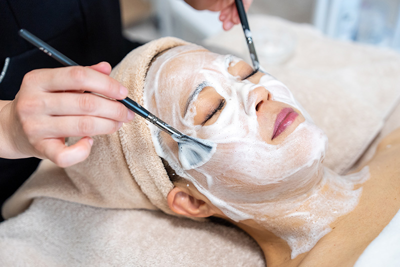 フェイシャル施術風景01