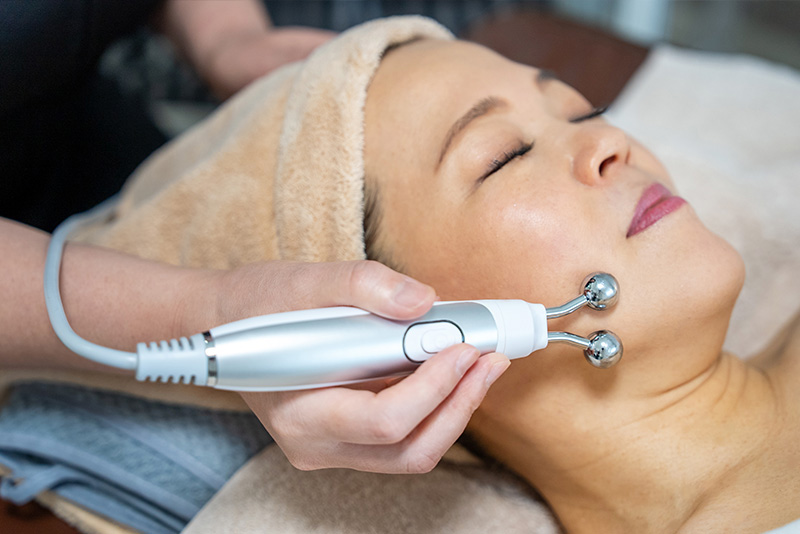 フェイシャル施術風景02