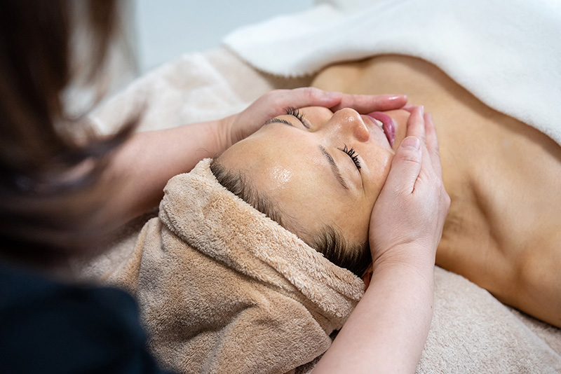 フェイシャル施術風景04